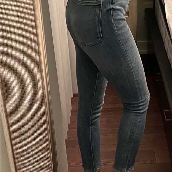 Zara Tapered High Waisted Stretchy Jeans. Size 4 - Picture 3 of 3